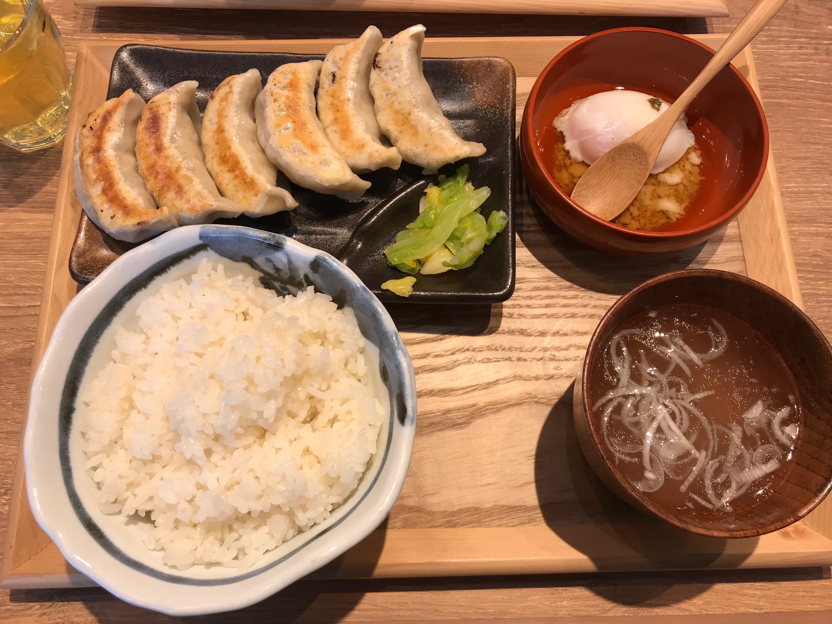 肉汁餃子製作所 ダンダダン酒場 肉汁たっぷりの餃子定食は コスパ最高の充実ランチ